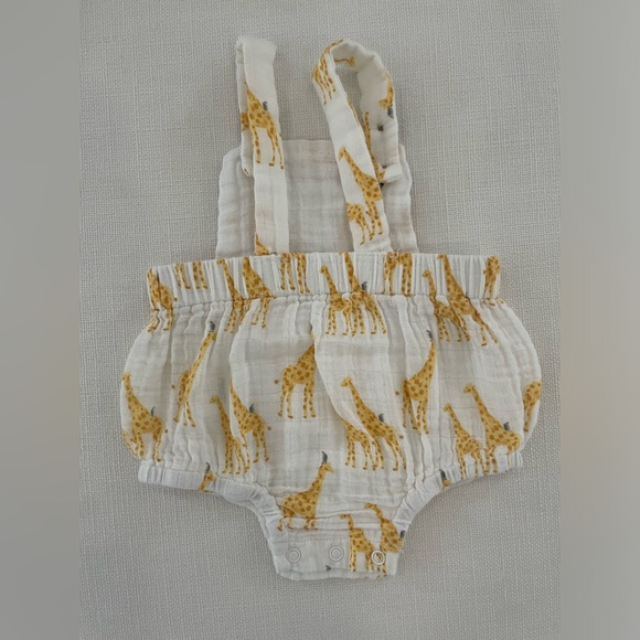 🦒 👶🏻 CUTEST baby romper with giraffe print by Mud Pie in size 0-3 months! - Picture 2 of 7